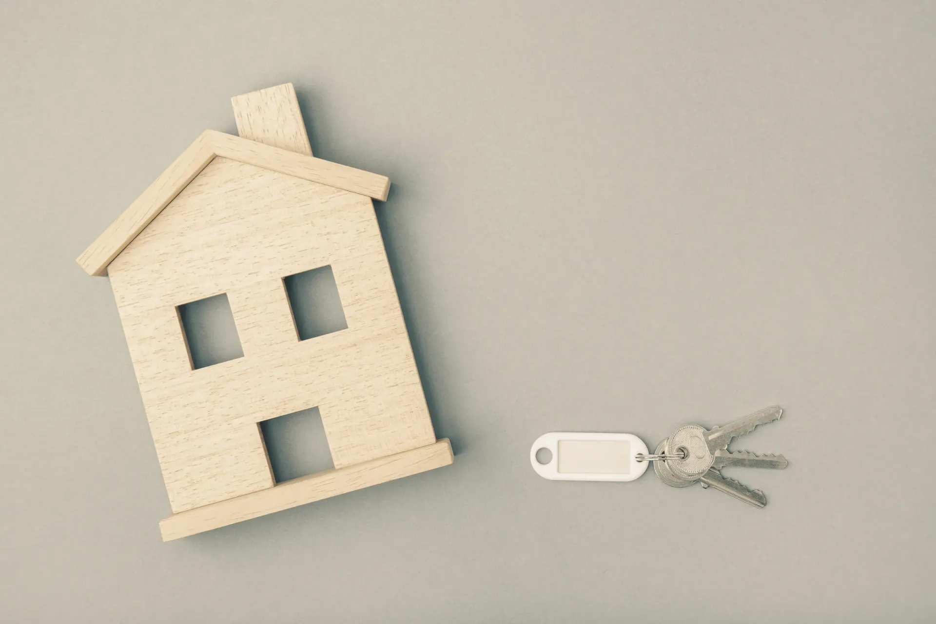 Une maison en bois et des clés illustrent le choix d’un logement